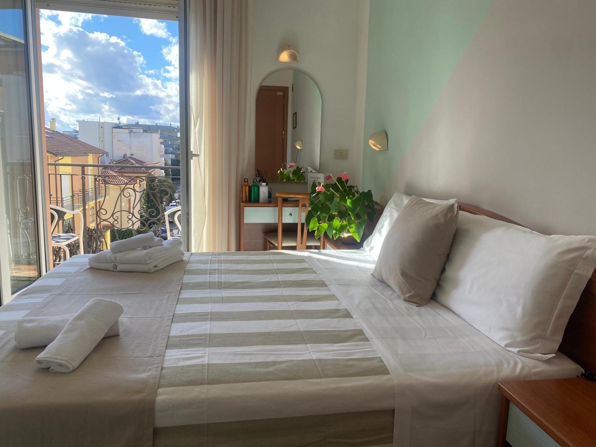 Hotel Villa Caterina Rimini Luaran gambar