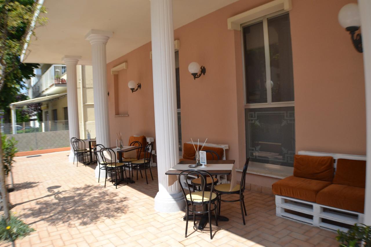 Hotel Villa Caterina Rimini Luaran gambar